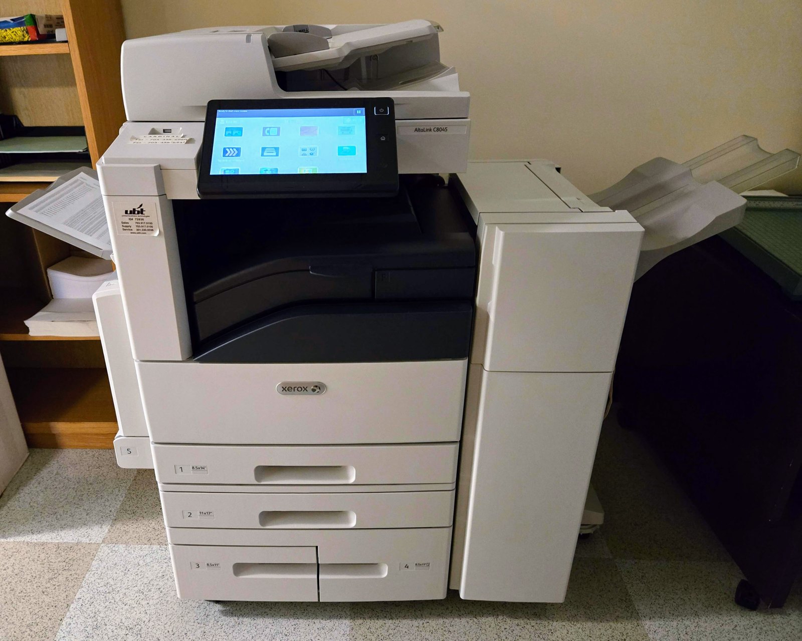 Imprimante multifonction de bureau raccordee au reseau de l'entreprise