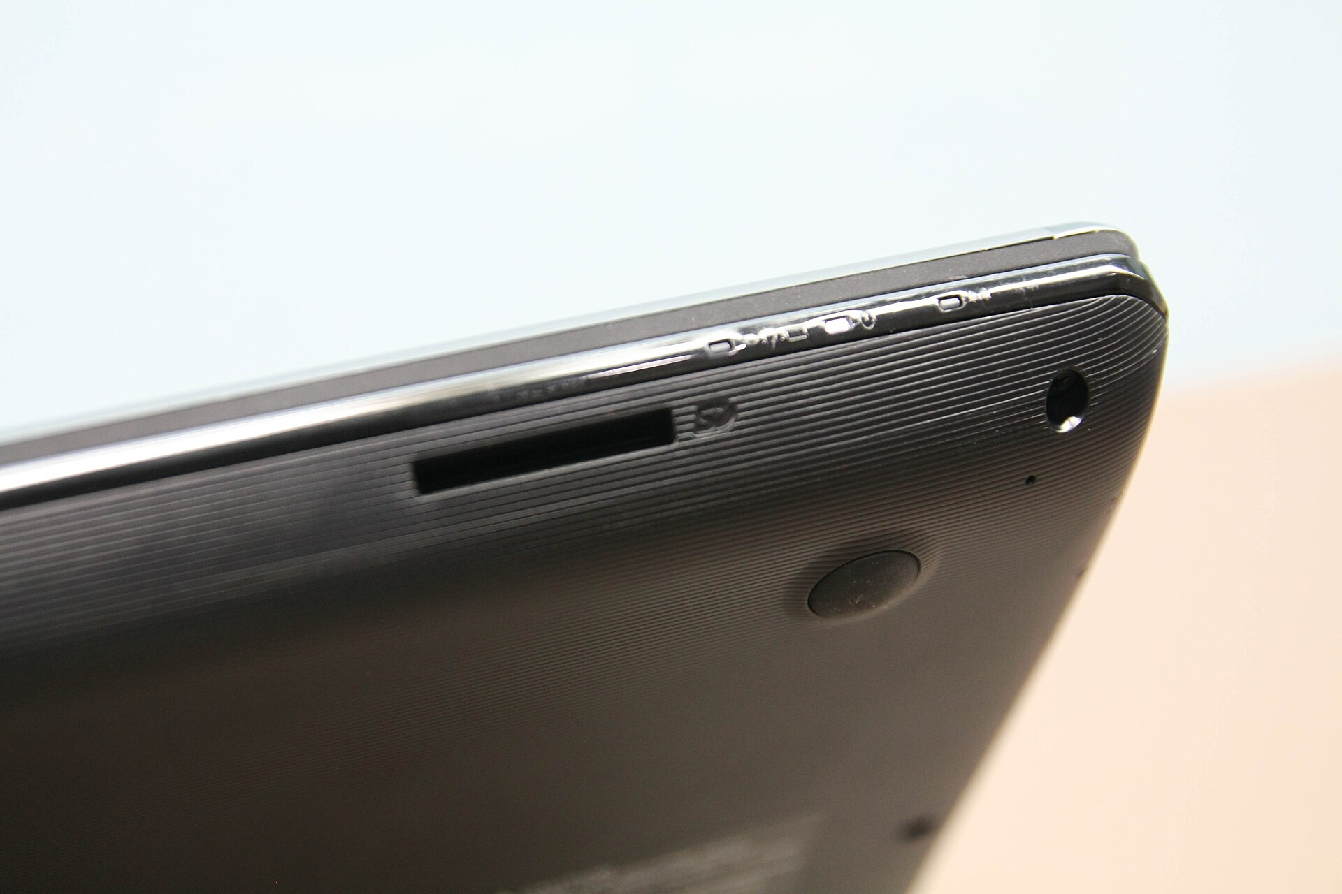 Emplacement de lecteur de carte SD sur la tranche d'un ordinateur portable