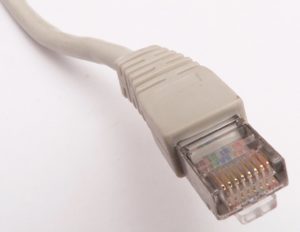 Connecteur Ethernet RJ45 en gros plan sur un câble réseau