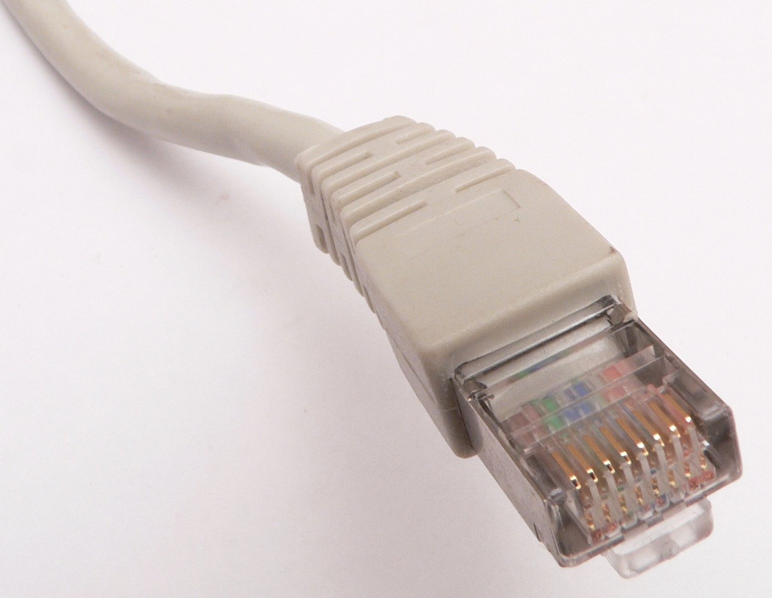 Connecteur Ethernet RJ45 en gros plan sur un câble réseau