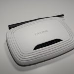 Routeur Wi-Fi domestique TP-Link TL-WR740N pose sur un fond blanc