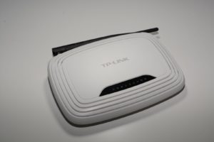 Routeur Wi-Fi domestique TP-Link TL-WR740N pose sur un fond blanc