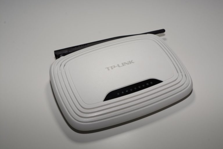 Routeur Wi-Fi domestique TP-Link TL-WR740N pose sur un fond blanc