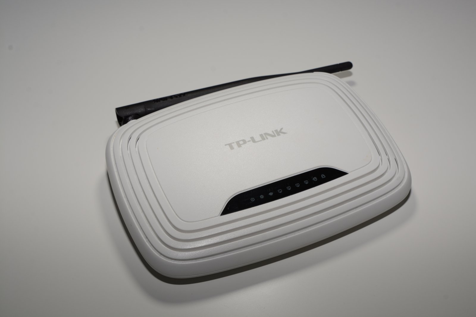Routeur Wi-Fi domestique TP-Link TL-WR740N pose sur un fond blanc