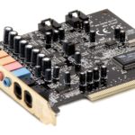 Carte son PCI vue de trois quarts avec ses prises jack colorées et ses sorties optiques