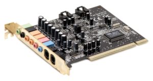Carte son PCI vue de trois quarts avec ses prises jack colorées et ses sorties optiques