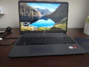 Ordinateur portable HP 15 pouces ouvert sur un bureau, illustration d'un poste Windows