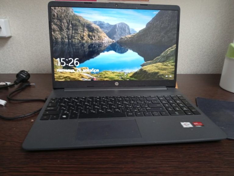 Ordinateur portable HP 15 pouces ouvert sur un bureau, illustration d'un poste Windows