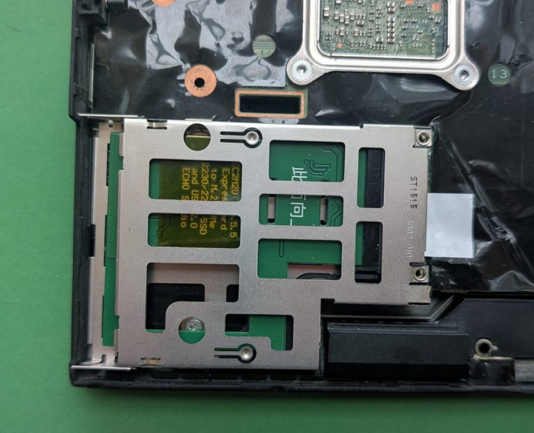 Emplacement de carte d'extension ouvert sur la carte mère d'un ordinateur portable ThinkPad