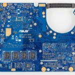 Carte mère d'ordinateur portable Asus Zenbook avec ses puces mémoire, son contrôleur de stockage et ses ports USB
