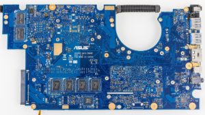 Carte mère d'ordinateur portable Asus Zenbook avec ses puces mémoire, son contrôleur de stockage et ses ports USB