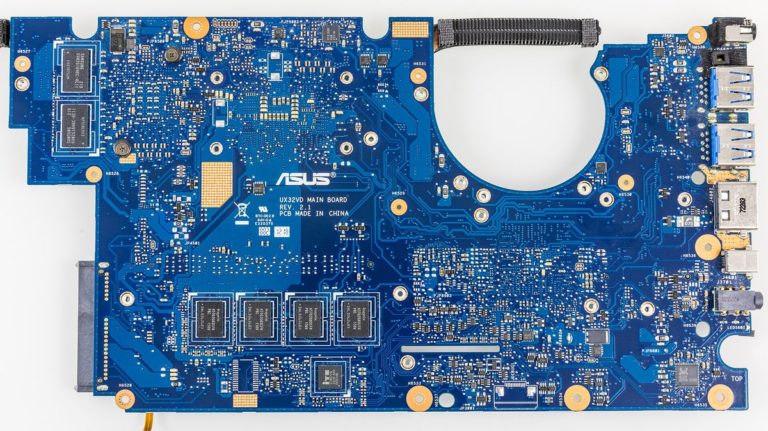 Carte mère d'ordinateur portable Asus Zenbook avec ses puces mémoire, son contrôleur de stockage et ses ports USB