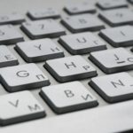 Gros plan sur les touches d'un clavier d'ordinateur portable noir