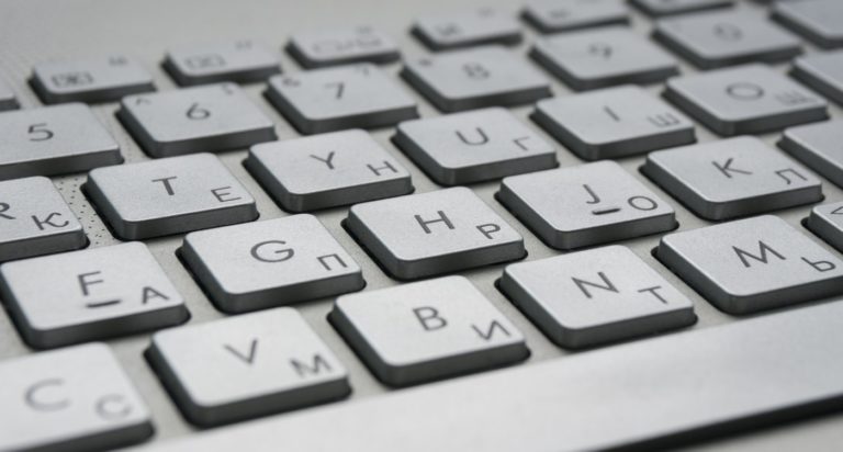 Gros plan sur les touches d'un clavier d'ordinateur portable noir