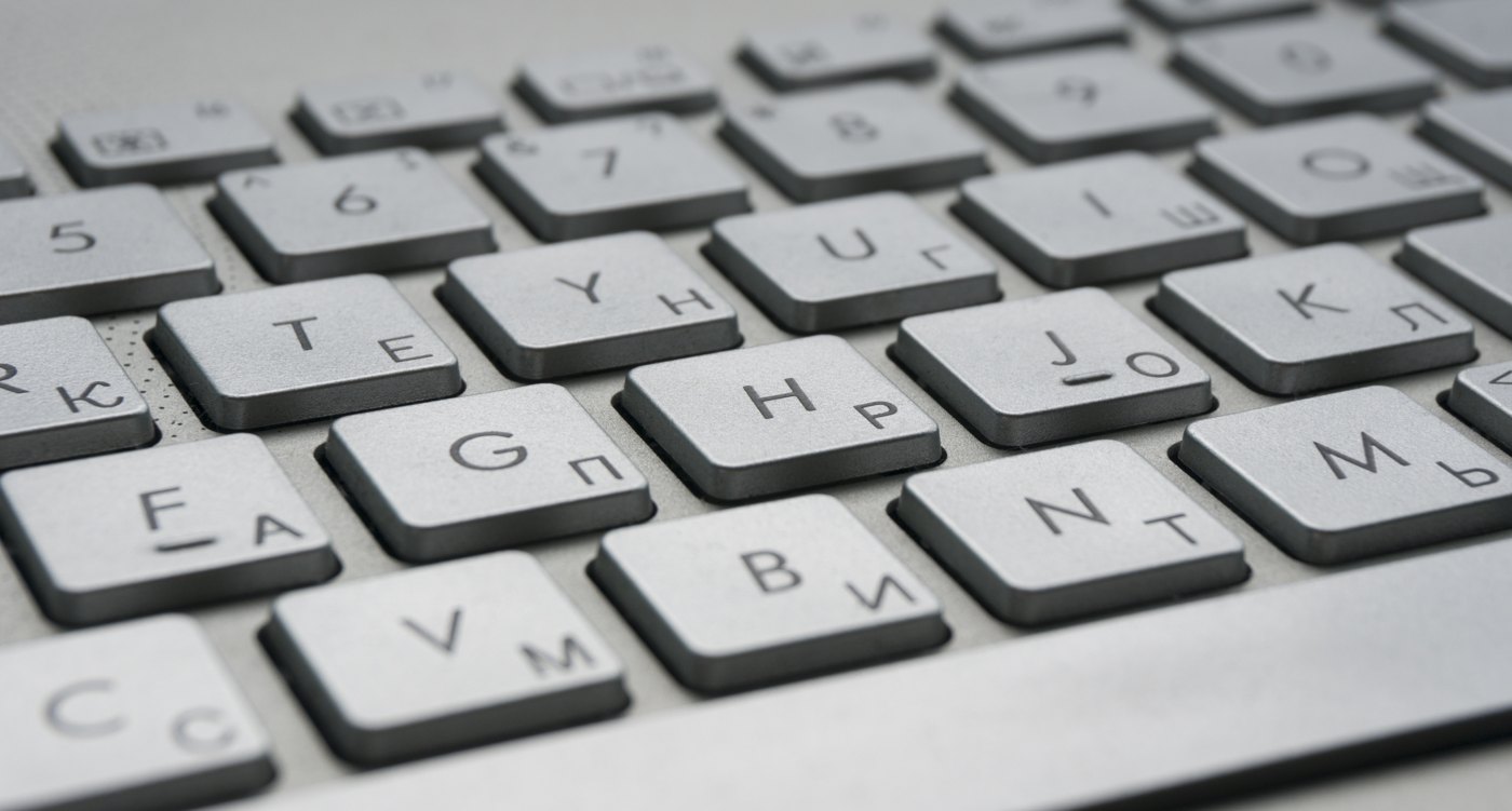 Gros plan sur les touches d'un clavier d'ordinateur portable noir