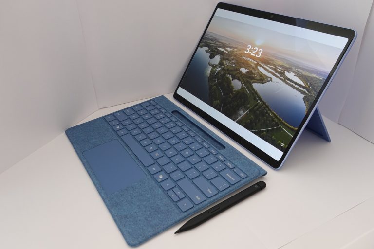 Ordinateur portable ouvert posé sur un bureau, écran allumé
