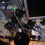 Plusieurs hubs USB reliés à des périphériques sur un poste de travail