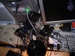 Plusieurs hubs USB reliés à des périphériques sur un poste de travail