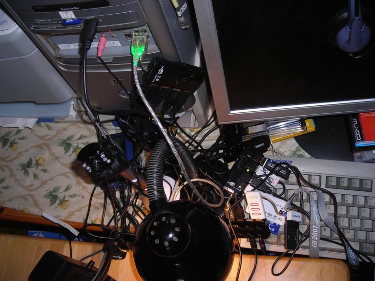Plusieurs hubs USB reliés à des périphériques sur un poste de travail