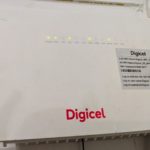 Routeur Wi-Fi domestique posé sur un meuble, appareil typique d'un réseau local