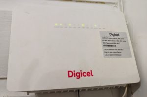 Routeur Wi-Fi domestique posé sur un meuble, appareil typique d'un réseau local