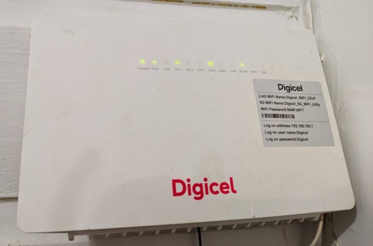 Routeur Wi-Fi domestique posé sur un meuble, appareil typique d'un réseau local