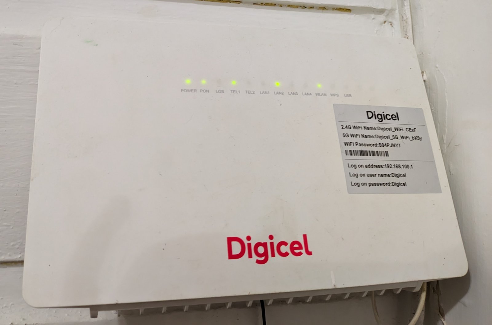 Routeur Wi-Fi domestique posé sur un meuble, appareil typique d'un réseau local