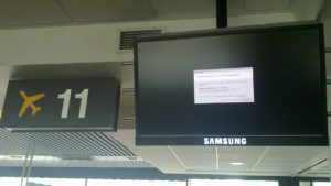 Écran d'information d'aéroport affichant une boîte de dialogue d'erreur Windows sur une application arrêtée
