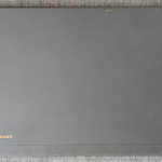 Ordinateur portable Lenovo ThinkPad X220 fermé, capot vu du dessus, illustration de la mise en veille par fermeture de l'écran