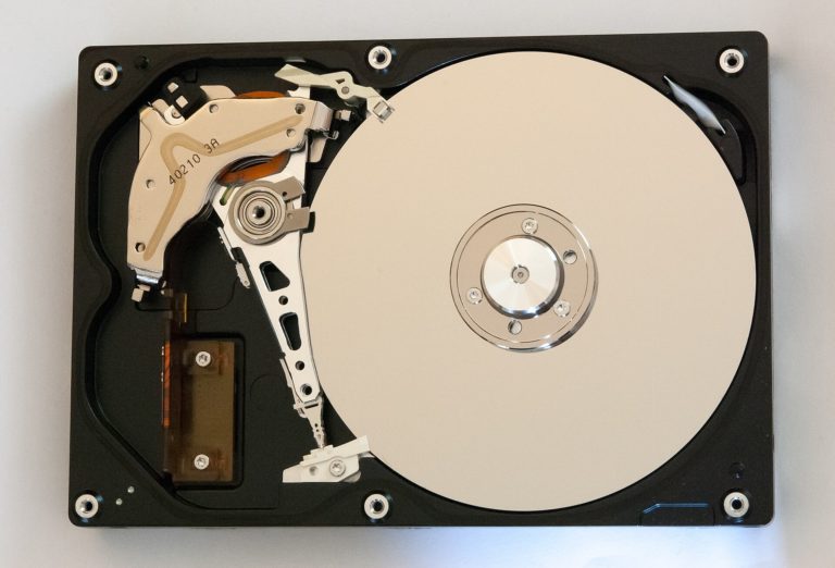 Intérieur d'un disque dur ouvert, plateau et bras de lecture visibles