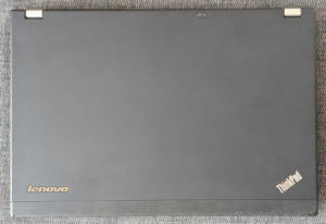 Ordinateur portable Lenovo ThinkPad X220 fermé, capot vu du dessus, illustration de la mise en veille par fermeture de l'écran