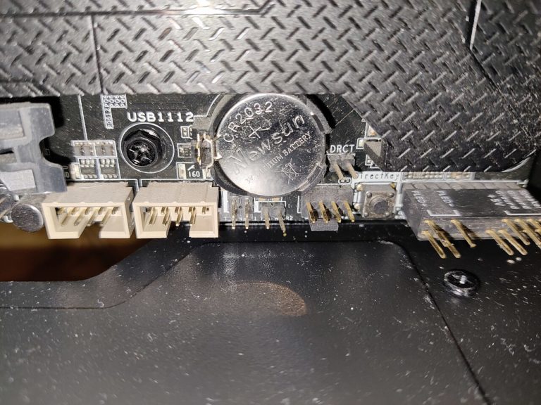 Pile bouton CMOS installée sur la carte mère d'un ordinateur de bureau