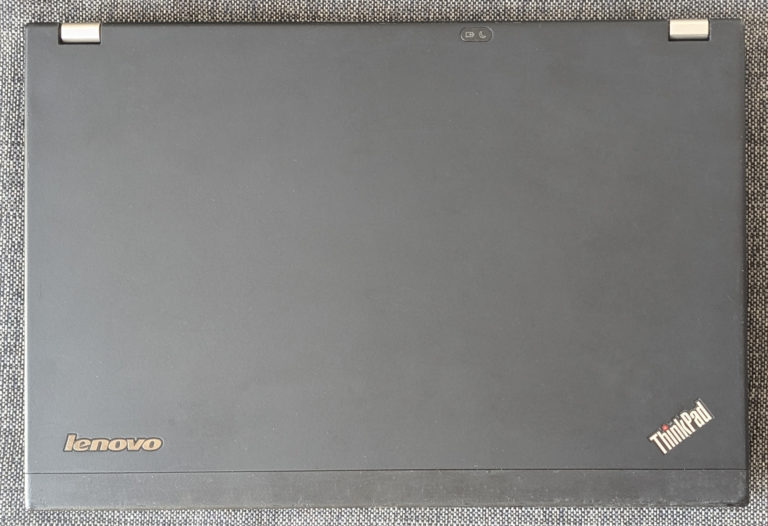 Ordinateur portable Lenovo ThinkPad X220 fermé, capot vu du dessus, illustration de la mise en veille par fermeture de l'écran