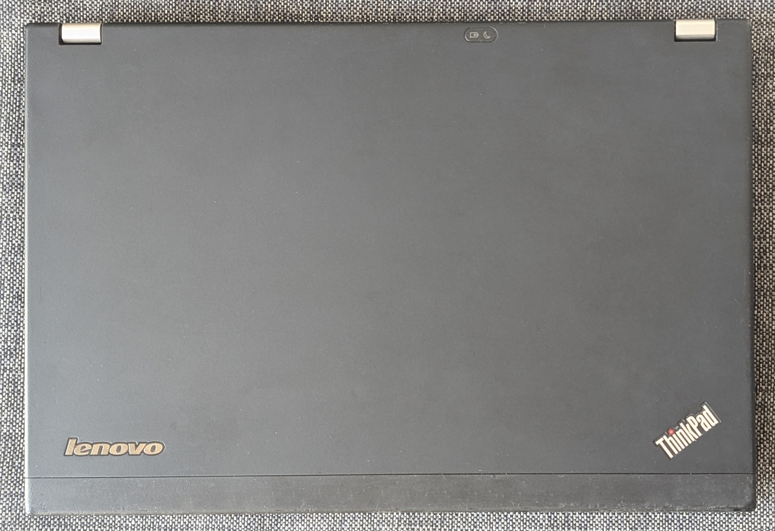 Ordinateur portable Lenovo ThinkPad X220 fermé, capot vu du dessus, illustration de la mise en veille par fermeture de l'écran