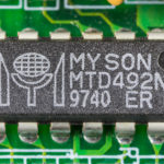 Carte réseau Ethernet PCI vue de dessus avec son contrôleur et son connecteur RJ45