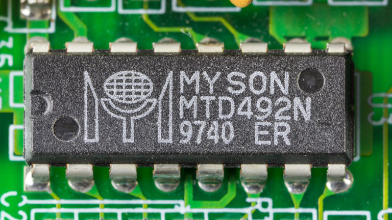 Carte réseau Ethernet PCI vue de dessus avec son contrôleur et son connecteur RJ45