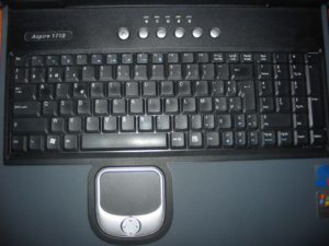 Clavier d'ordinateur avec une disposition AZERTY française photographié de dessus