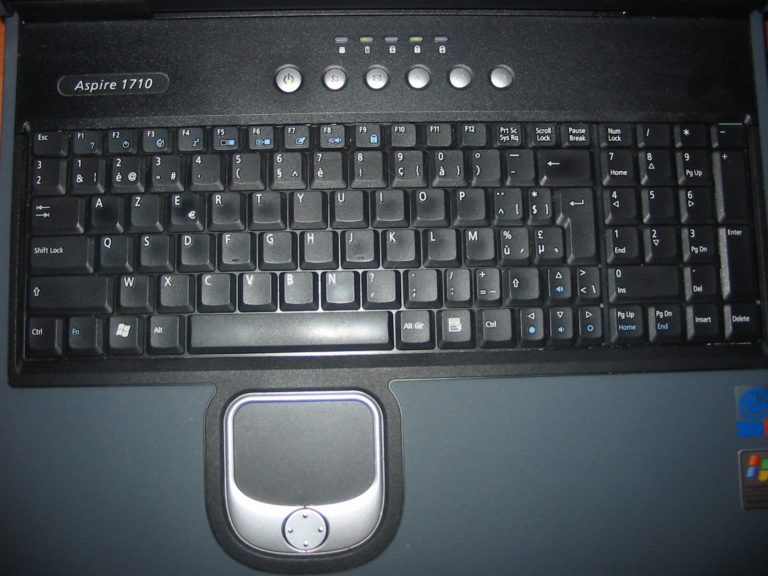 Clavier d'ordinateur avec une disposition AZERTY française photographié de dessus