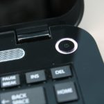 Bouton d'alimentation d'un ordinateur portable Toshiba Satellite vu de près