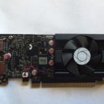 Carte graphique MSI GeForce GT 1030 posée sur un plan de travail