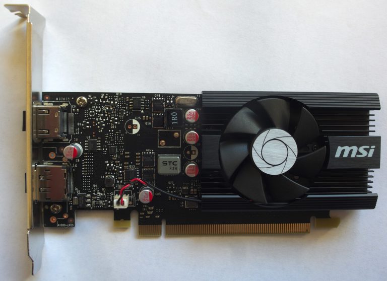 Carte graphique MSI GeForce GT 1030 posée sur un plan de travail