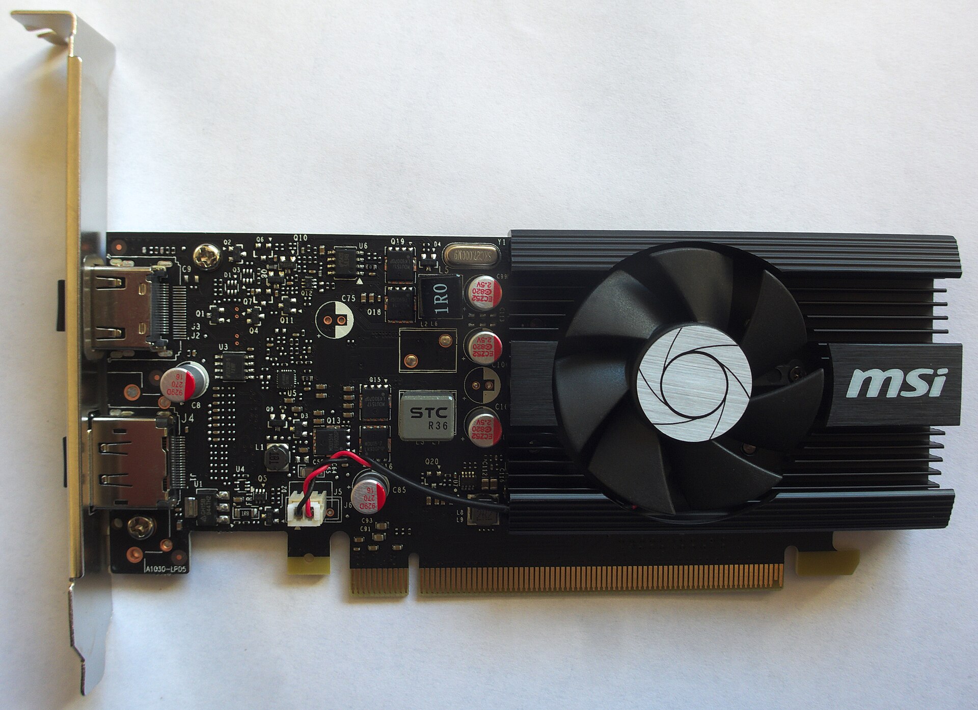 Carte graphique MSI GeForce GT 1030 posée sur un plan de travail