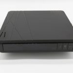 Routeur domestique Livebox posé sur un plan blanc, vue de trois quarts
