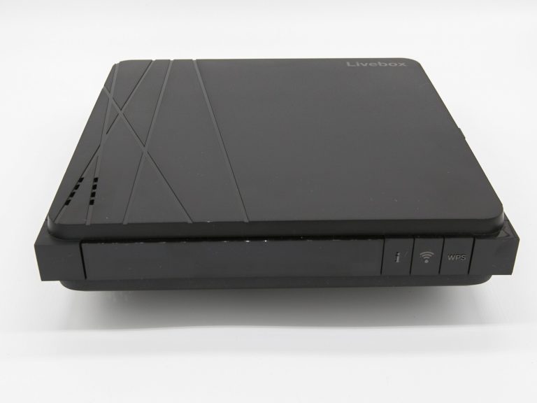 Routeur domestique Livebox posé sur un plan blanc, vue de trois quarts