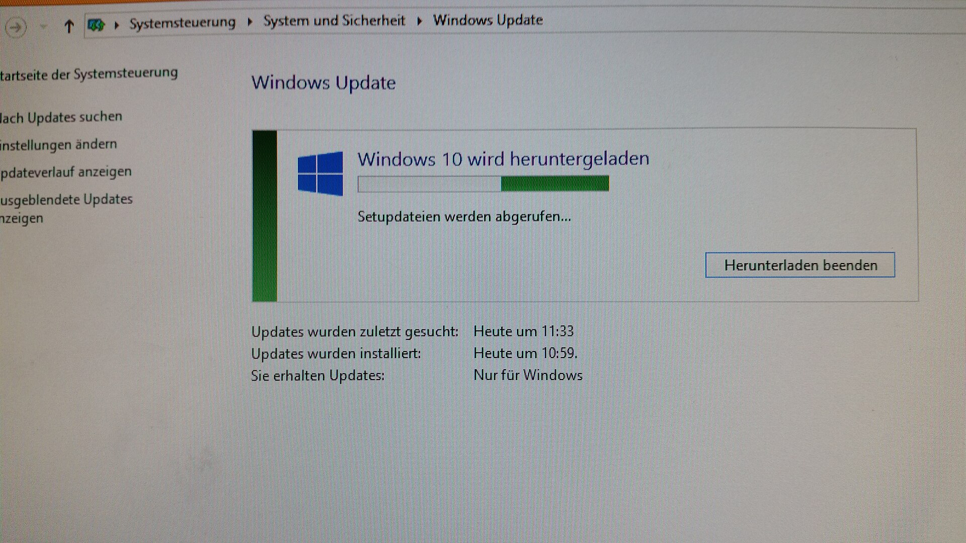 Écran affichant le téléchargement d'une mise à jour de Windows dans le panneau de configuration