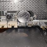 Pile bouton CR2032 installee sur une carte mere, a cote des connecteurs USB internes