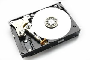 Plateau et tête de lecture d'un disque dur Western Digital Caviar ouvert, support protégé par les clichés instantanés