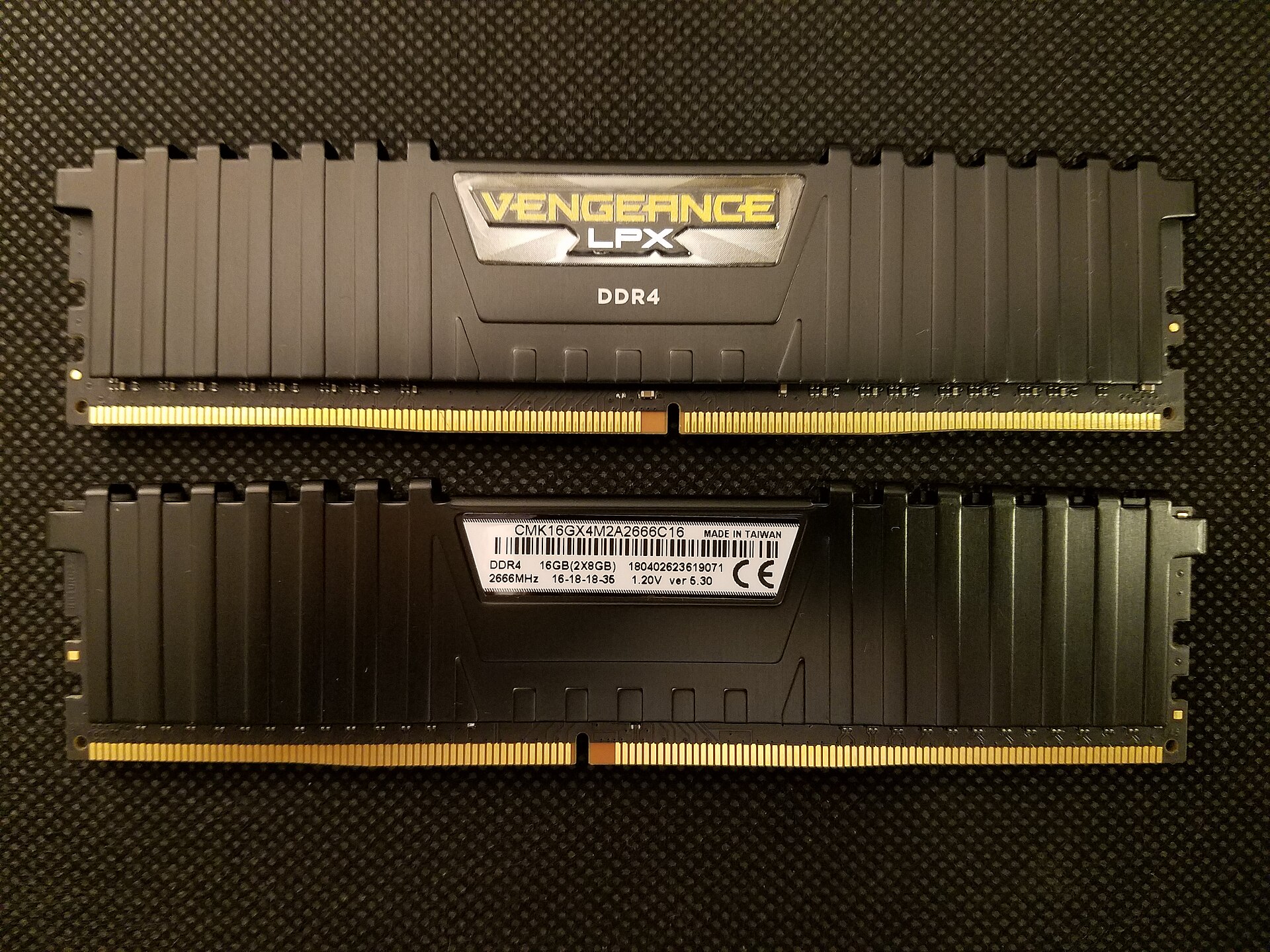 Deux barrettes de memoire DDR4 de 8 Go posees sur une surface claire