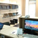 Ordinateur ouvert sur un etabli dans un atelier de reparation informatique