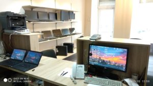 Ordinateur ouvert sur un etabli dans un atelier de reparation informatique